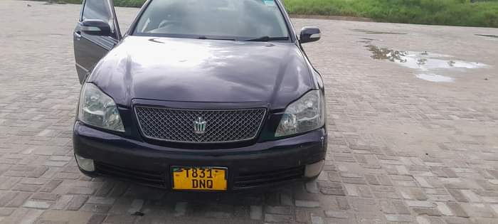 A picture of Toyota crown athelete