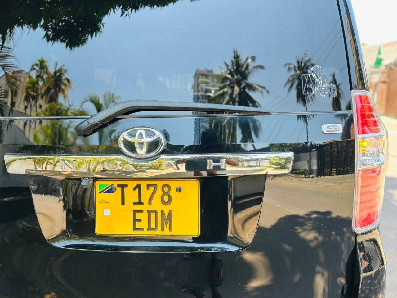 A picture of Toyota Noah New Shape