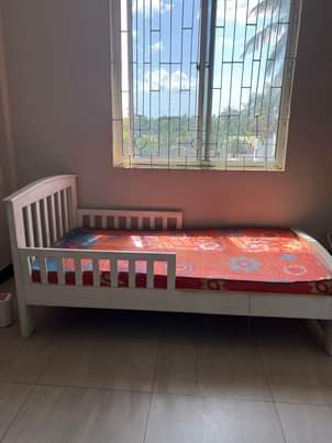 A picture of Dining table na kitanda