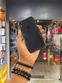 A picture of iphone xr used no face id