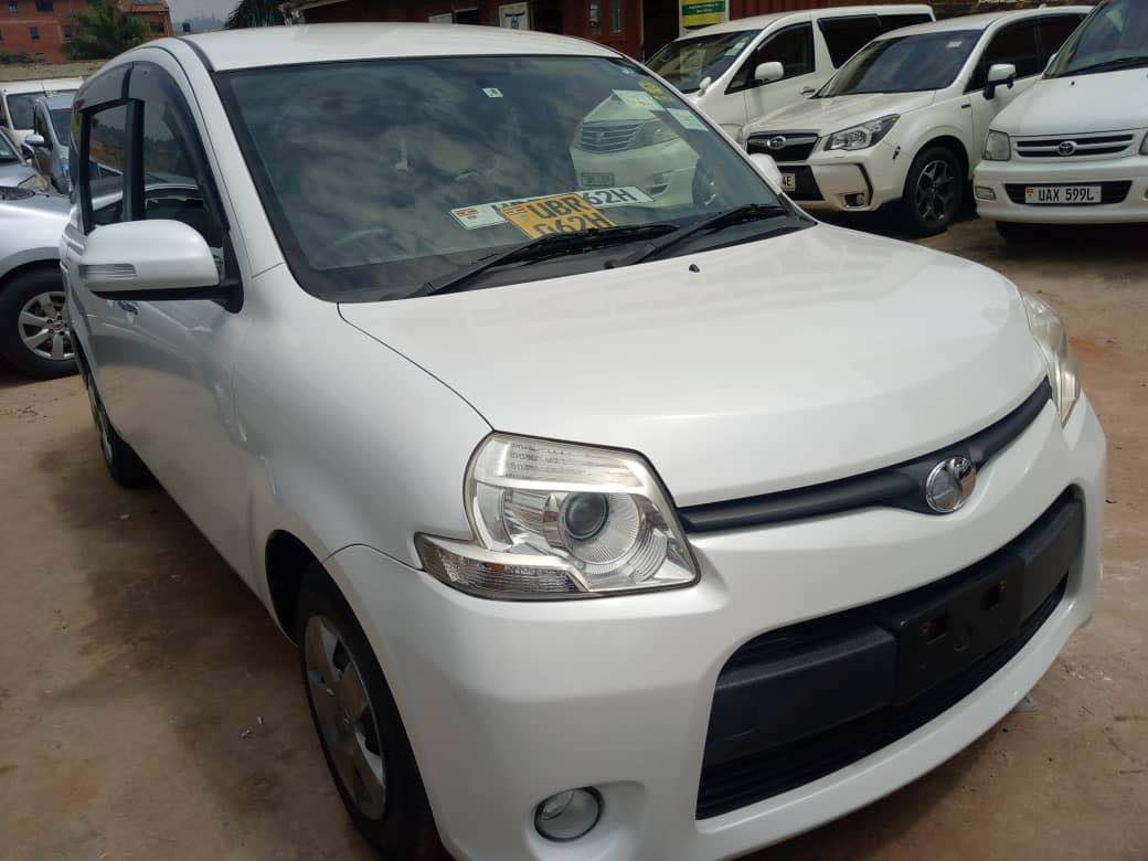 A picture of SIENTA 2012 Black interior VVTI Engine 7 seater UBR 0750147312.