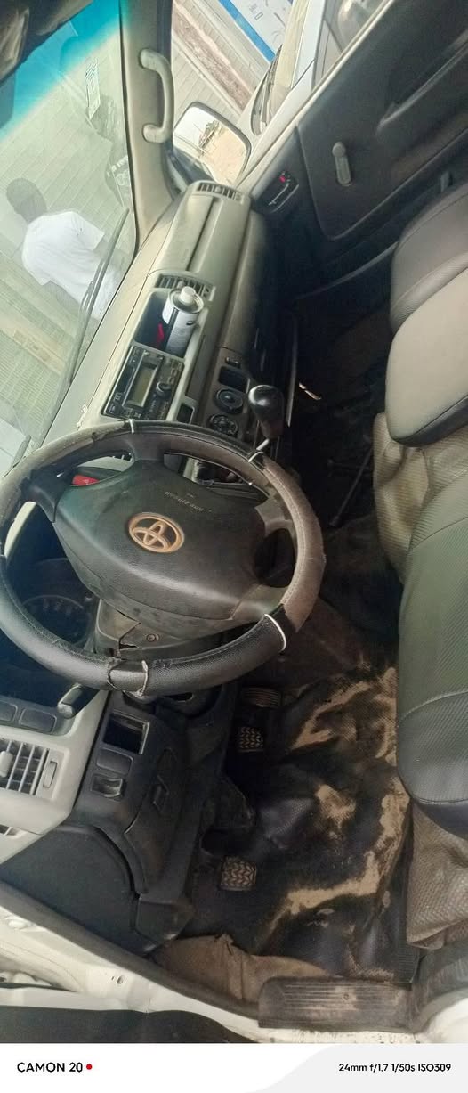 A picture of Toyota Toyota Hiace Hummer 2 Manual Everything working perfectly sound