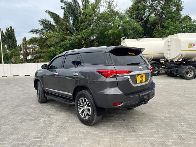 A picture of Toyota fortuner 2021
