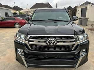 A picture of 2017 Toyota Land cruiser 4wd