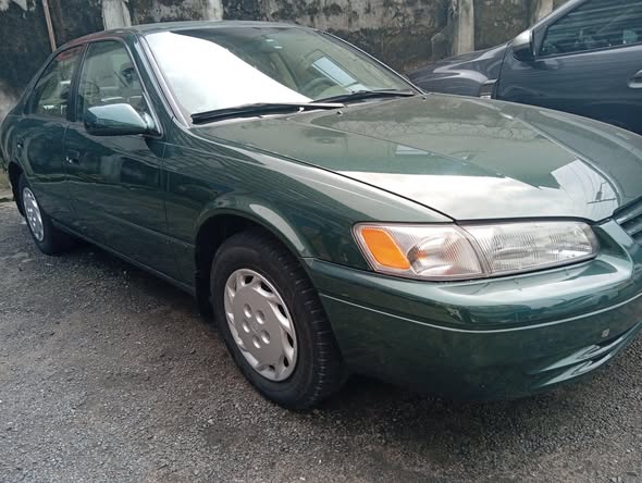 A picture of 1999 Toyota camry