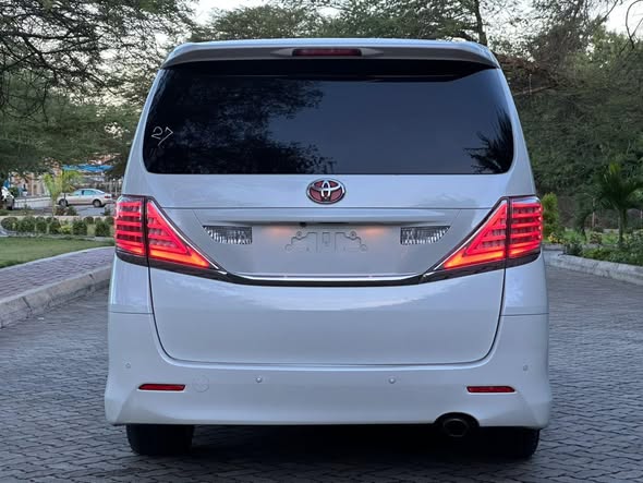 A picture of TOYOTA VELLFIRE