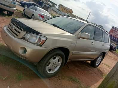 A picture of Highest grade Toyota Highlander 06 model Three rows seaters With