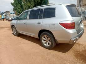 A picture of 2008 Registered Toyota Highlander 3rows fabric seats Everything working perfect