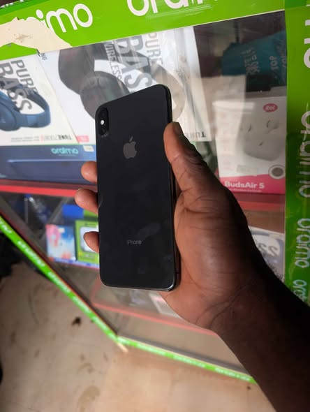 A picture of iPhone Xsmax 256gb no face I d 09079917217