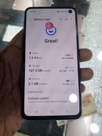 A picture of Samsung Galaxy S10e the most affordable quality portable handset there