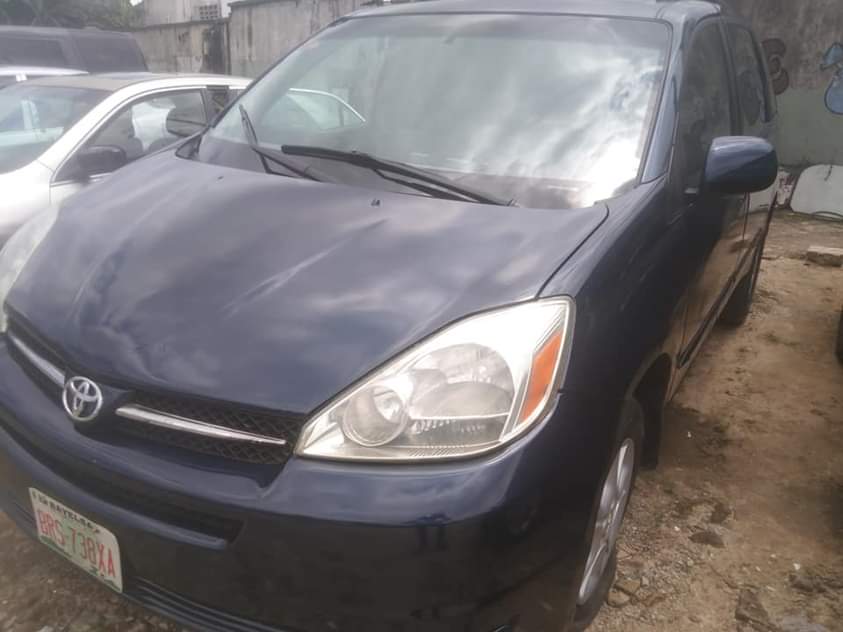 A picture of Distress Sale Toyota SIENNA 2005 06 model with silent Engine