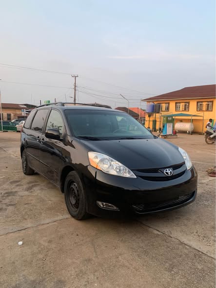 A picture of TOYOTA SIENNA 09 FOR SELL 10 5M TOKUNBO NEW ENTRY