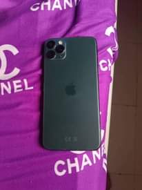 A picture of iPhone 11 Pro Max 256gb
