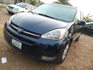 A picture of Toyota sienna 05 model