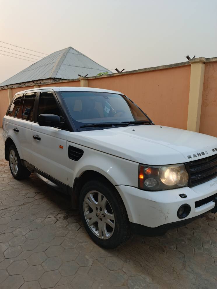 A picture of Neatly used Range Rover sport 2008 model HSE V8 Engine