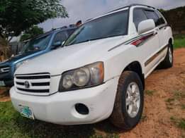 A picture of Sharp Toyota Highlander 2004 up for sale buy drive with