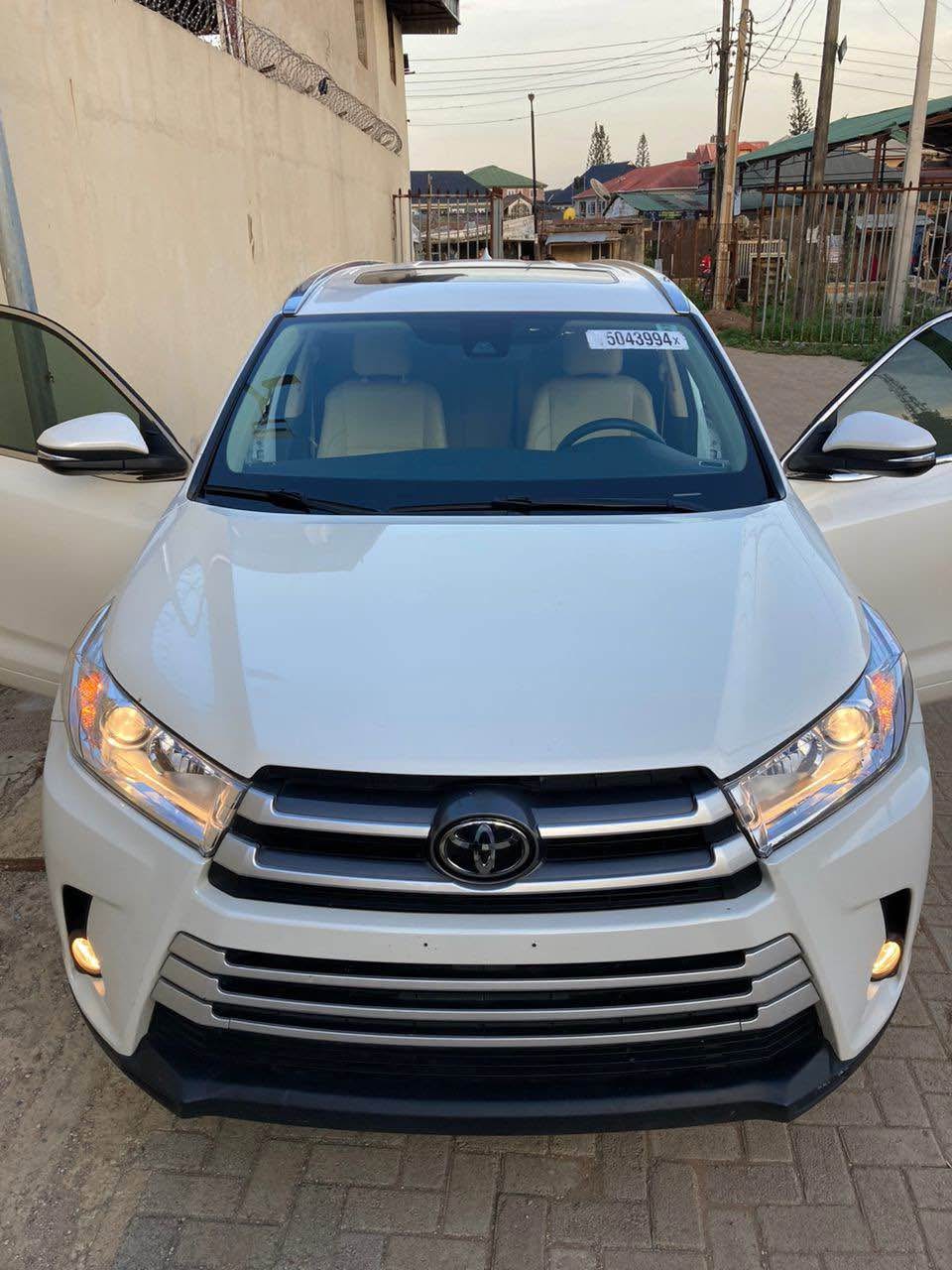 A picture of 2018 TOYOTA HIGHLANDER XLE EDITION FOREIGN USE 