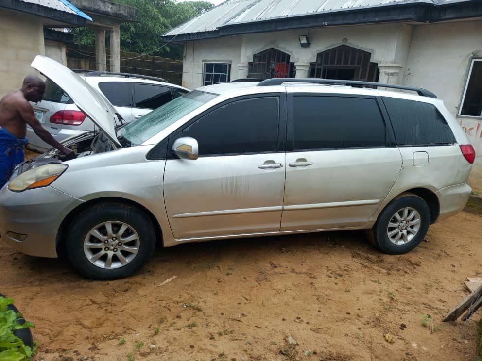 A picture of Toyota sienna