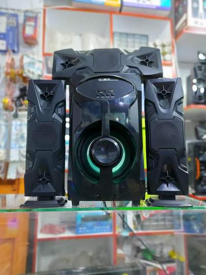 A picture of 150 000 Woofers all types 