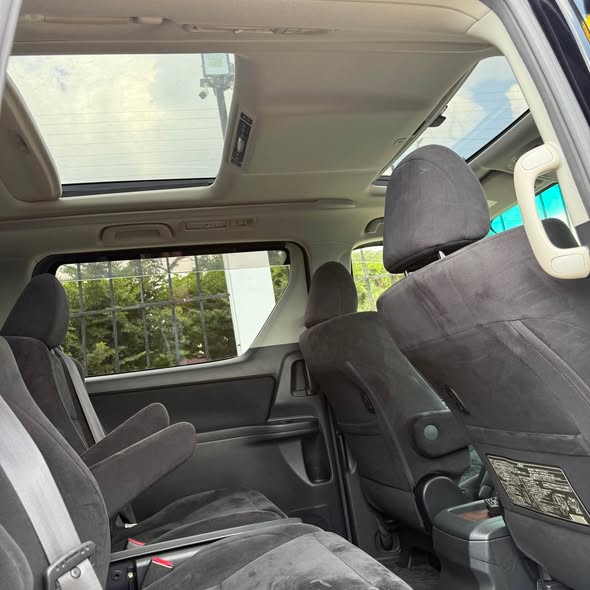 A picture of Toyota vellfire Tshs 27 900 000
