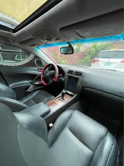 A picture of Lexus is350