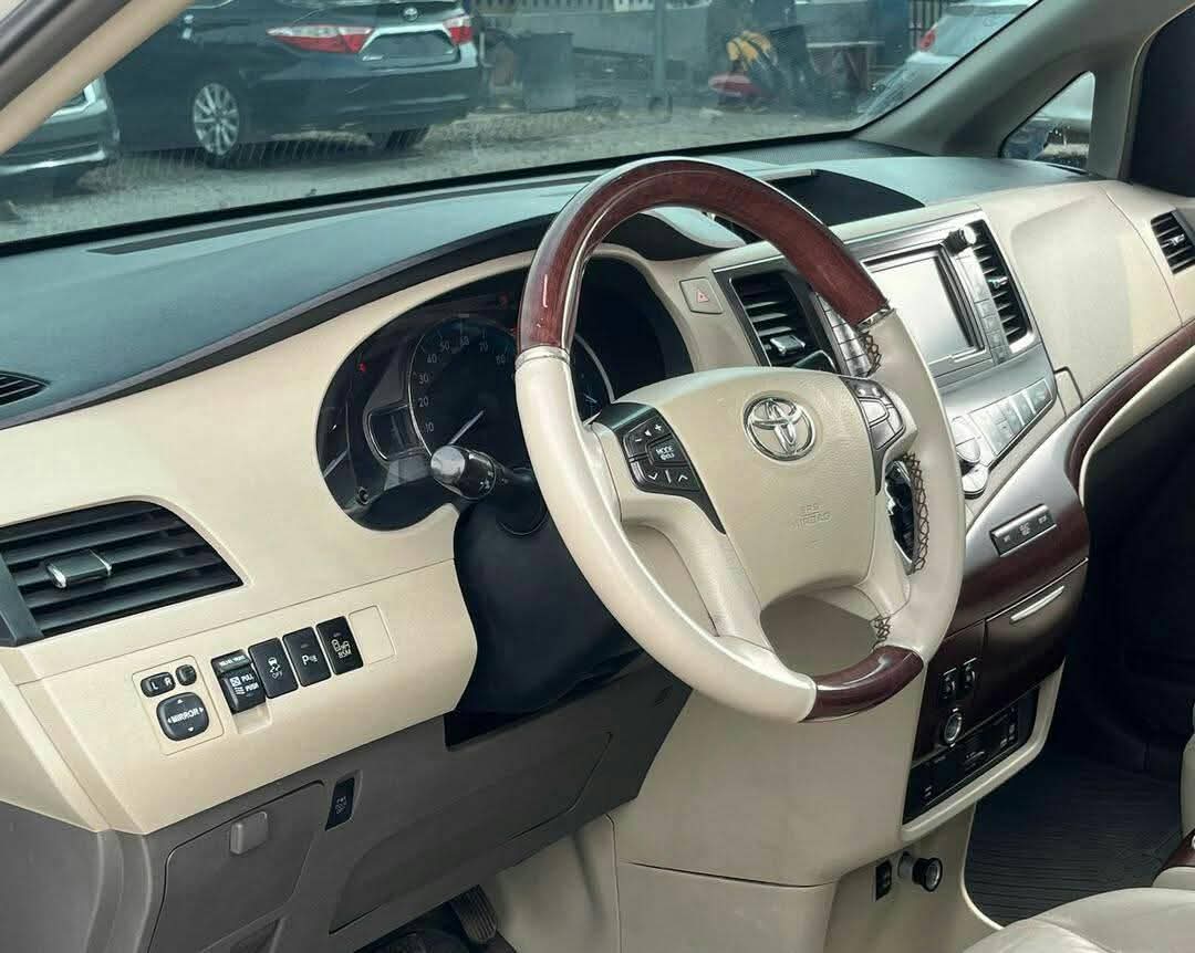 A picture of 2013 Toyota sienna