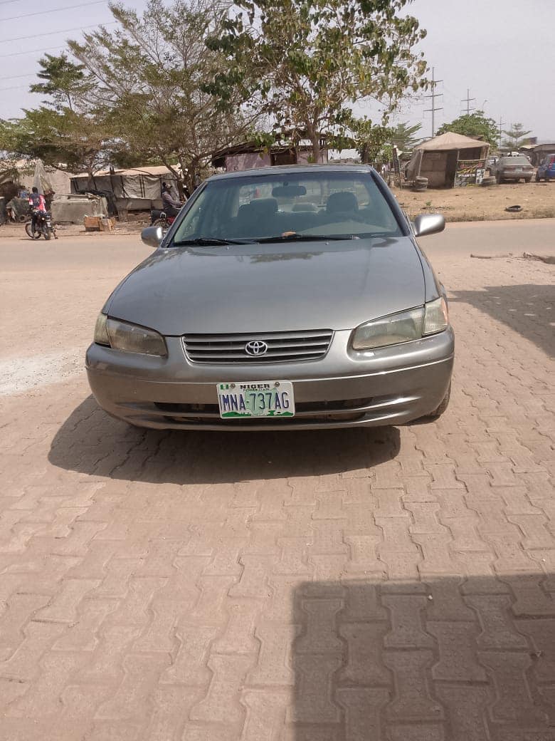 A picture of Toyota Camry 20001 do car is first body engine and