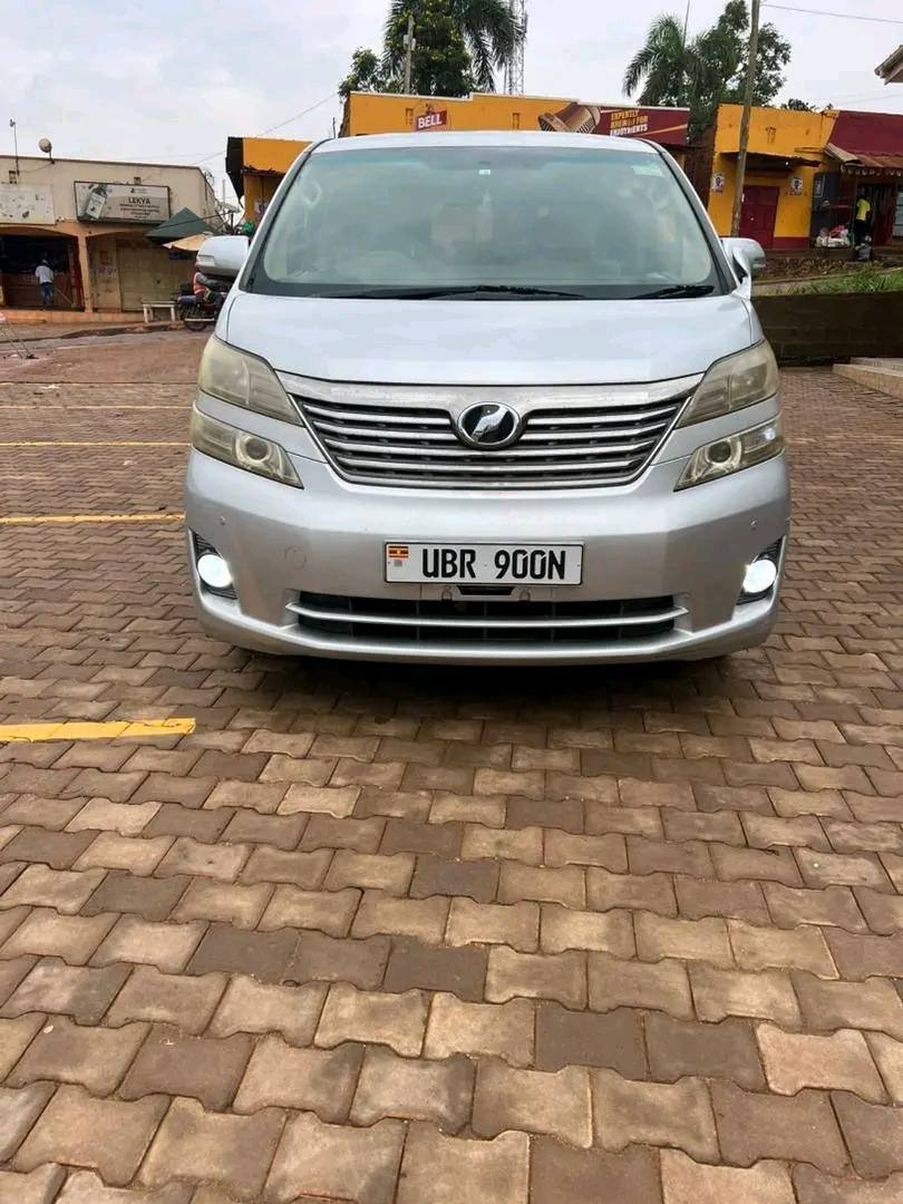 A picture of Toyota velfire 2010 37m very good condition
