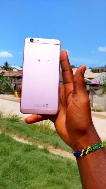 A picture of OPPO F1S