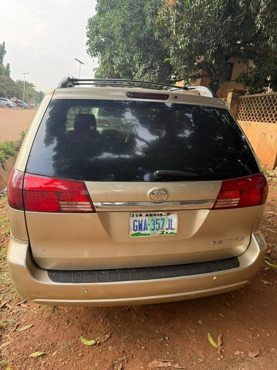 A picture of TOYOTA SIENNA 2005