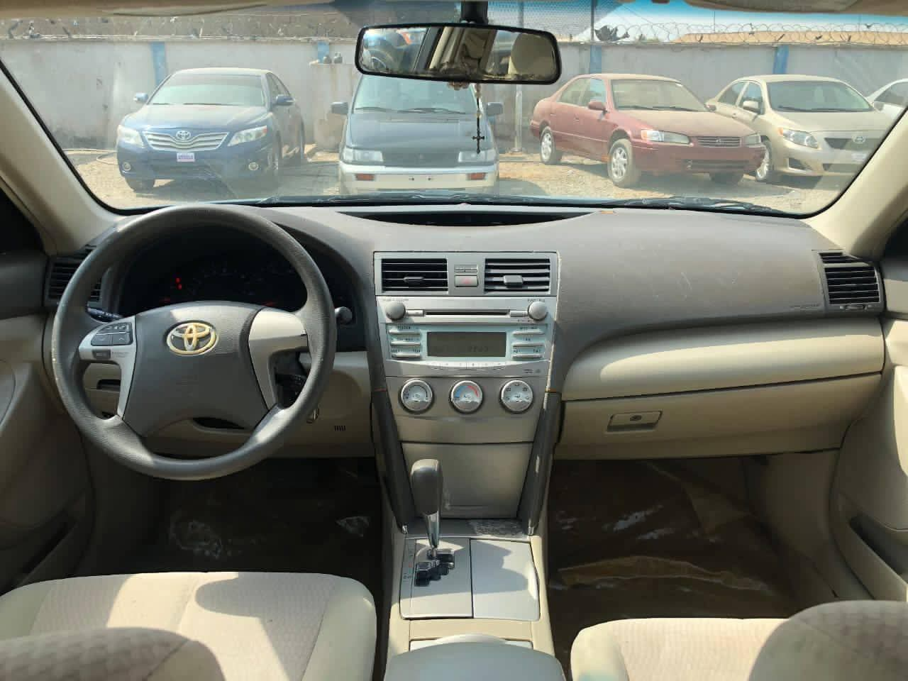 A picture of Toyota Camry LE 2010