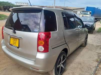 A picture of 2004 TOYOTA RAUM