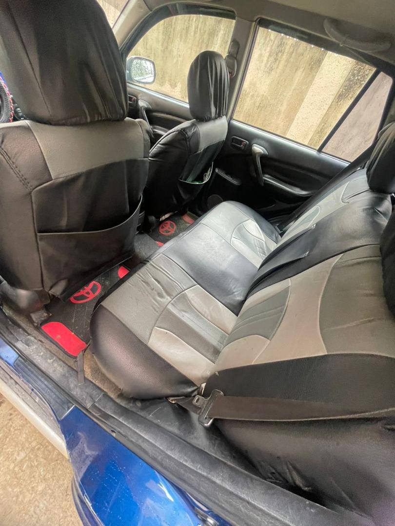 A picture of 2005 RAv4