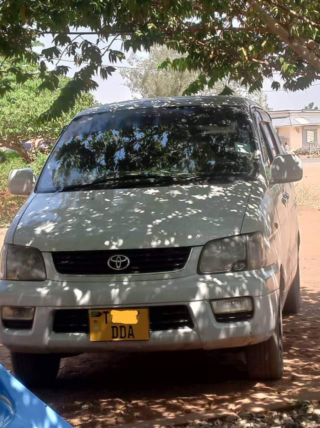 A picture of TOYOTA NOAH SR40 Bei 7 9M
