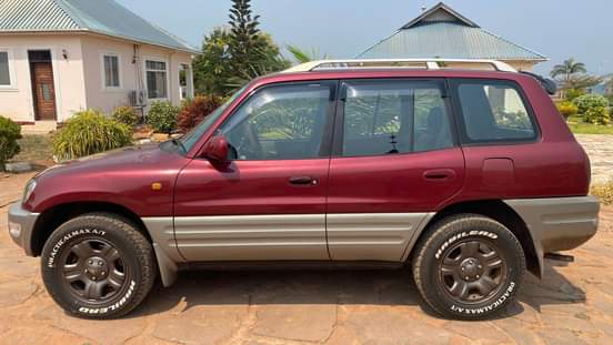 A picture of toyota rav4 manual price 15 milion.gari ya mzungu.call 0784344883