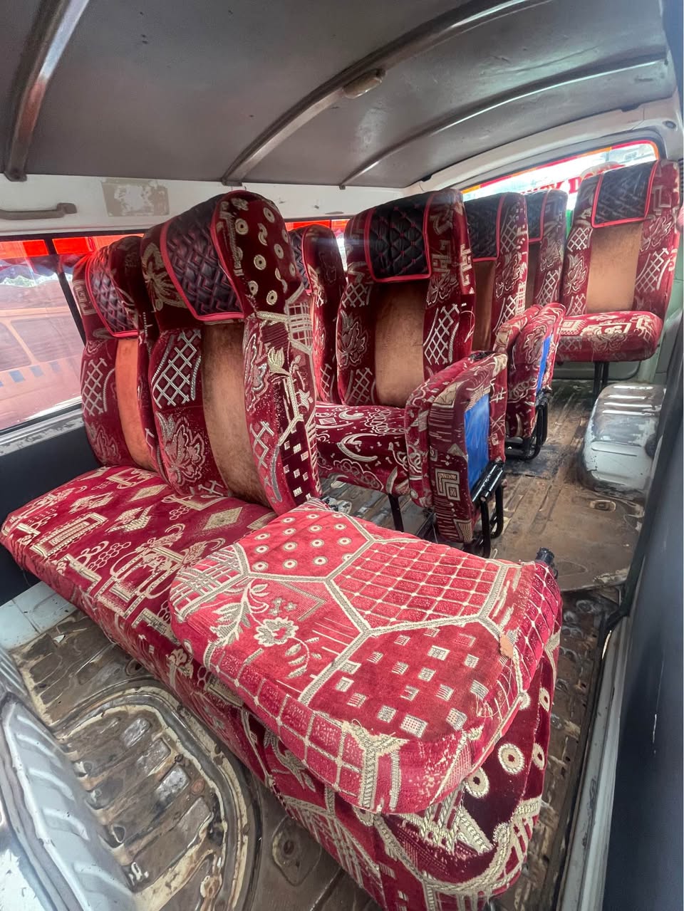 A picture of Kigege minivan taxi toyota hiace van