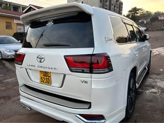 A picture of Motor Vehicle Toyota Land Cruiser 190000000
