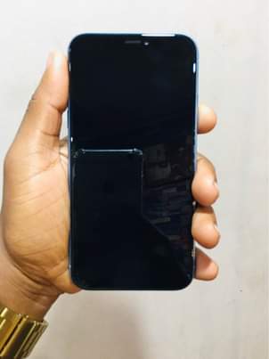 A picture of iPhone XR imesahalika password Gb 128 Fac id ipo Bh
