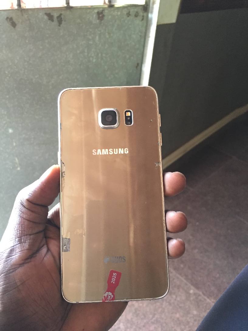 A picture of Galaxy S6 edge crack on screen