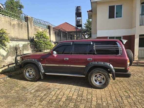 A picture of Landcruiser vx 80 Series turned Manual as is where is