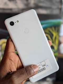 A picture of Google pixel 3xl gb 64 ram 4 imenyooka sana haina
