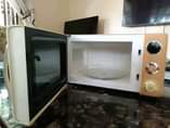 A picture of ACHANA NA MCHINA NJOO UJICHUKULIE MICROWAVE USED FROM UK INAPASHA