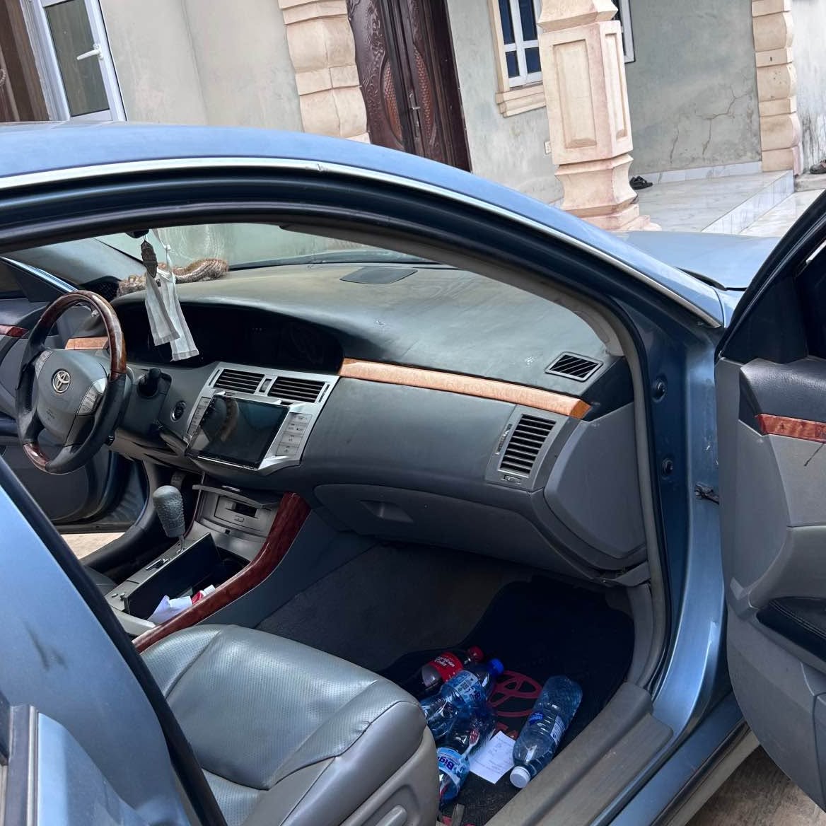 A picture of Thumbs start Toyota Avalon