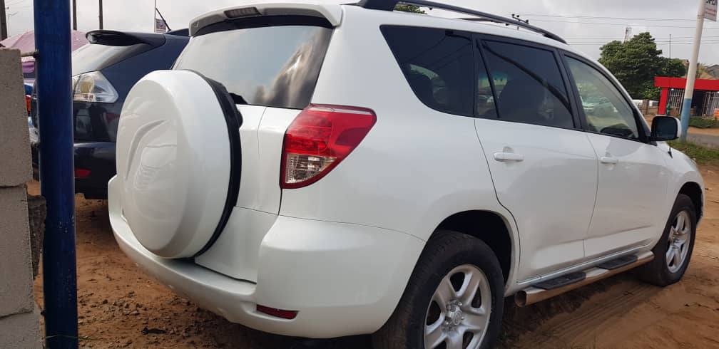 A picture of Toyota RAV4. 08. 8.1m slightly