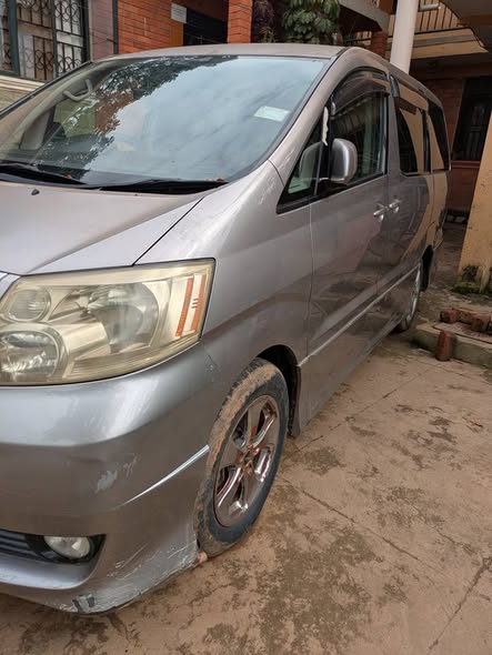 A picture of TOYOTA ALPHARD 2004 4WD