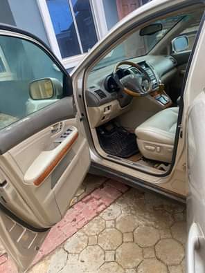A picture of Lexus Rx330 First body Ac chilling Engine and gear transmission