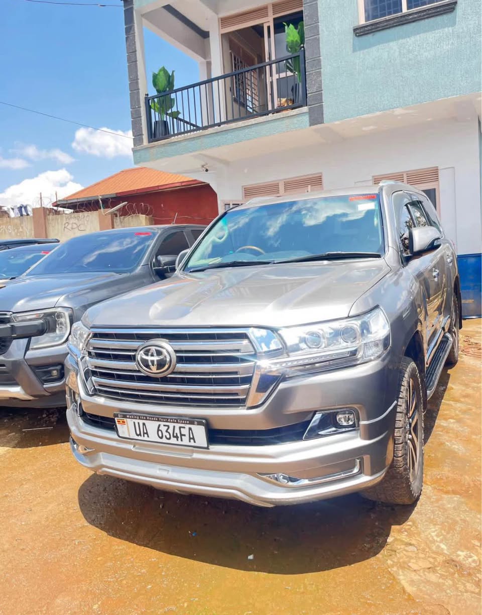 A picture of LANDCRUISER V8 AT ONLY 120M For more WatsApp on 0700827103