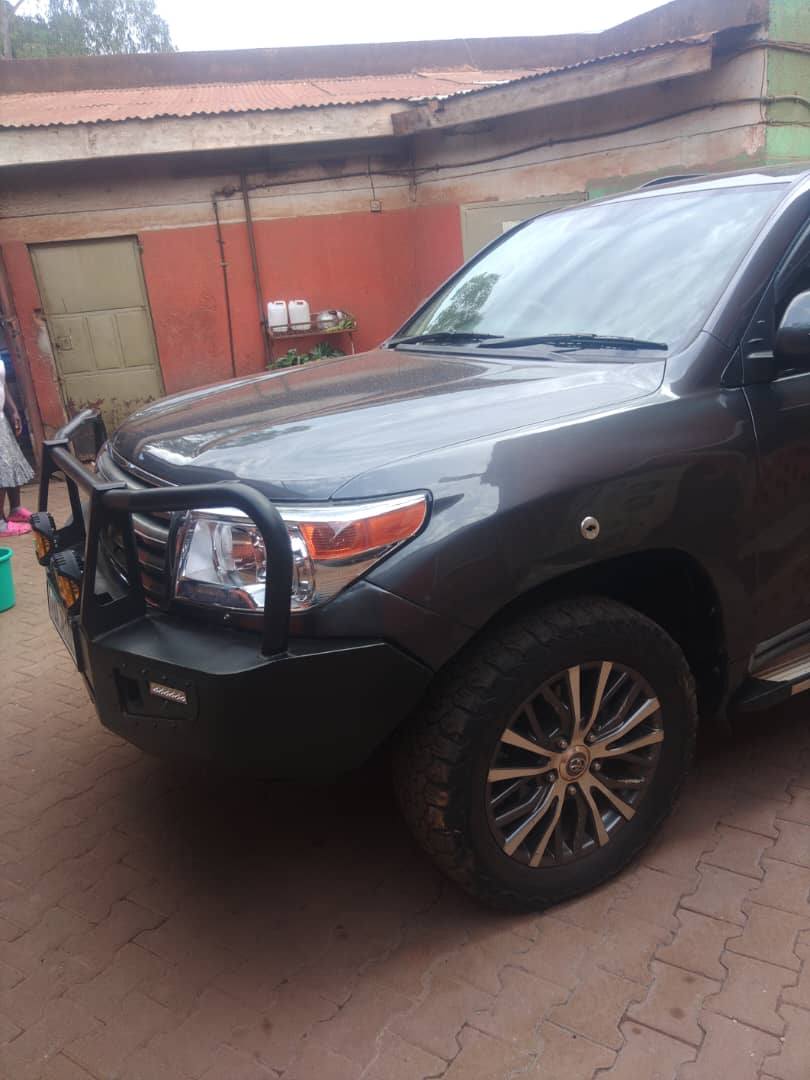 A picture of TOYOTA LAND CRUISER V8 2010