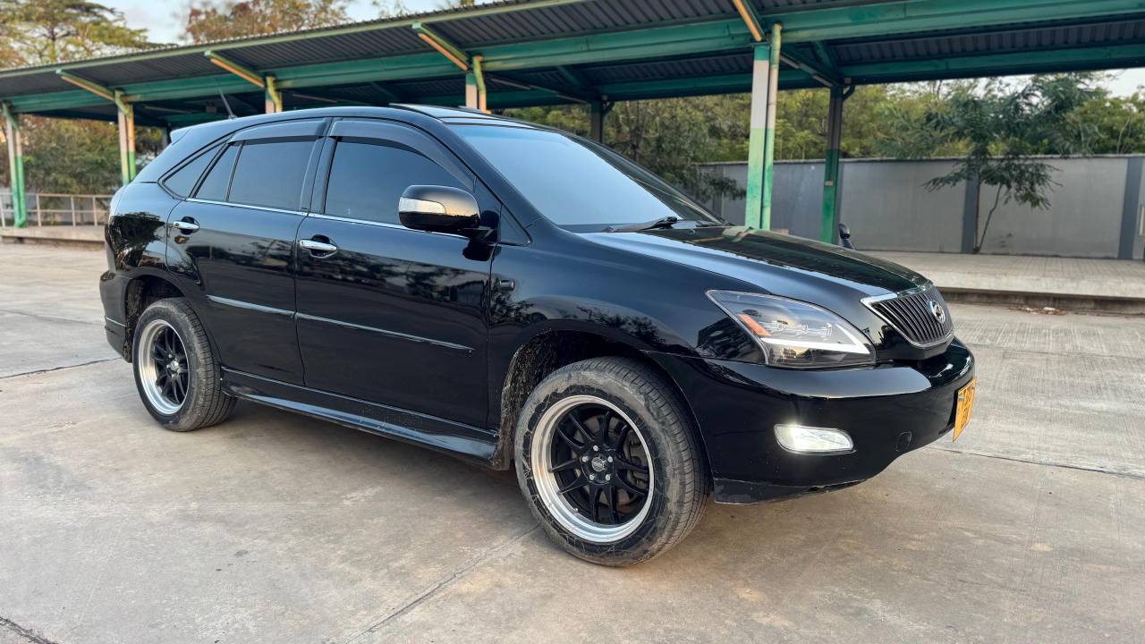 A picture of Toyota Harrier new