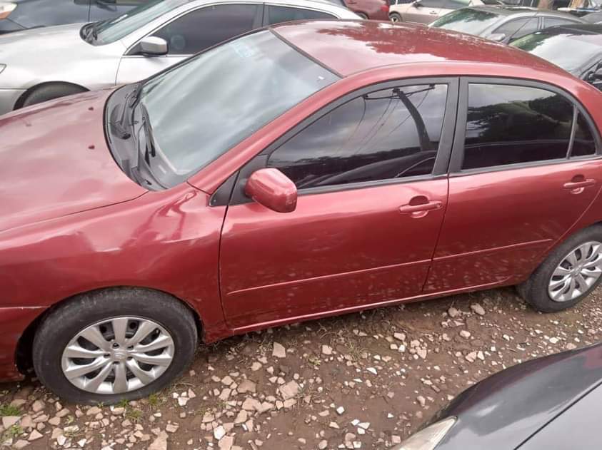 A picture of Neatly used 04 Toyota corolla